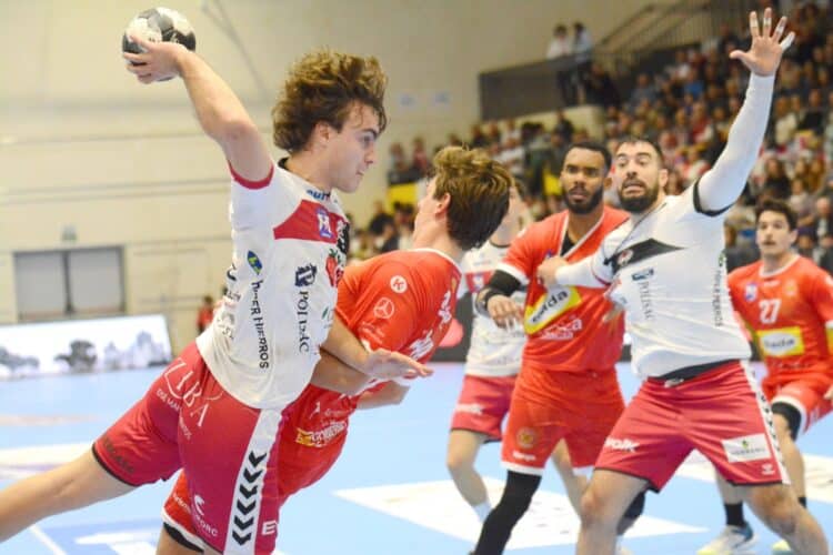 l Viveros Herol Balonmano Nava afronta hoy (18:00 horas) una salida de alto voltaje en la pista del Bada Huesca, en un duelo directo por la permanencia en la Liga Asobal. / AMADOR MARUGÁN
