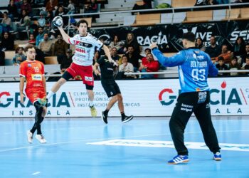 Óscar Marugán culmina una acción de contragolpe ante Ben Tekaya./ JESÚS BARRABÉS