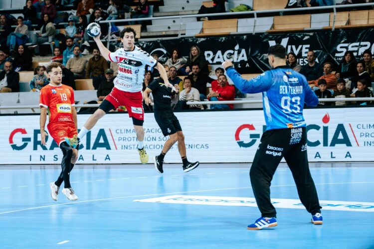 (25-24) El BM Nava vuelve a quedarse sin premio en el último segundo 1 Óscar Marugán culmina una acción de contragolpe ante Ben Tekaya./ JESÚS BARRABÉS