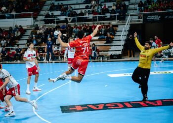 Mateus Buda intenta detener el lanzamiento de un rival durante el partido en Huesca./ JESÚS BARRABÉS