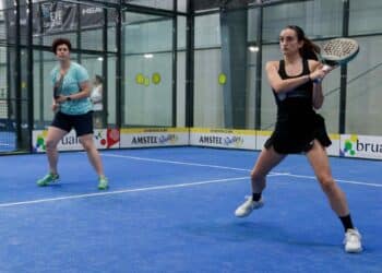 Sara Gutiérrez (d) se dispone a golpear de revés./ D.P.