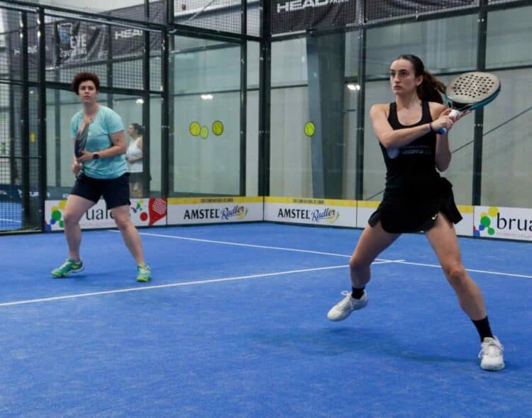 Sara Gutiérrez (d) se dispone a golpear de revés./ D.P.