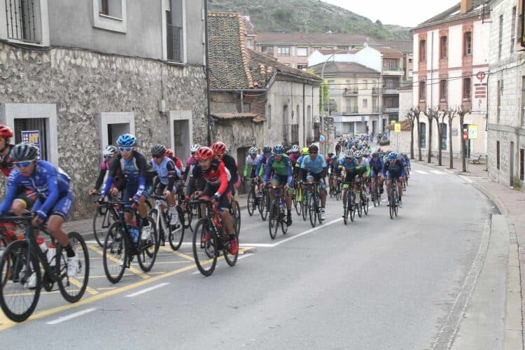 Pelotón ciclista de una pasada Clásica de La Chuleta./ E.A.