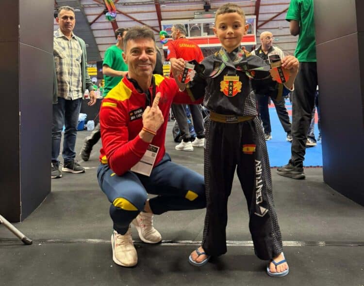 Enzo Jiménez, junto a su entrenador Juan Carlos García./ CLUB VICTORY