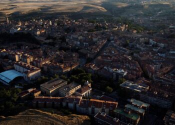 Vista aérea de la ciudad de Segovia, que ha elevado su volumen de ingresos por impuestos y tasas municipales en seis millones de euros en quince años. / E.A.