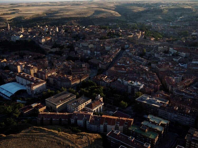 Vista aérea de la ciudad de Segovia, que ha elevado su volumen de ingresos por impuestos y tasas municipales en seis millones de euros en quince años. / E.A.
