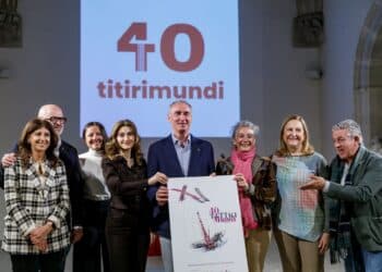 De izquierda a derecha, Raquel Alonso, Juan Carlos Monroy, Beatriz Serrano, Mar Sancho, José Mazarías, Marián Palma, Marian Rueda y José María Bravo, con el cartel promocional. / ICAL