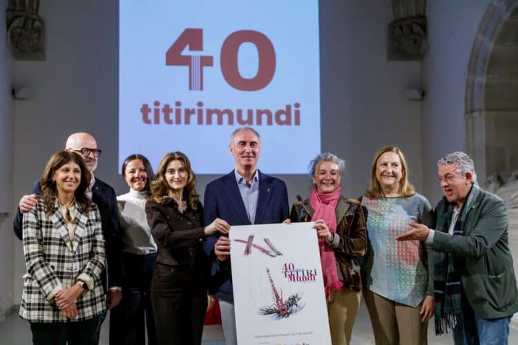 De izquierda a derecha, Raquel Alonso, Juan Carlos Monroy, Beatriz Serrano, Mar Sancho, José Mazarías, Marián Palma, Marian Rueda y José María Bravo, con el cartel promocional. / ICAL