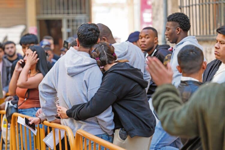 Cola de inmigrantes que quieran acogerse al proceso de regularización en una ciudad española. / EFE