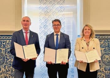 De izquierda a derecha José Mazarías, Ángel Luis Llorente y May Escobar. / AYUNTAMIENTO