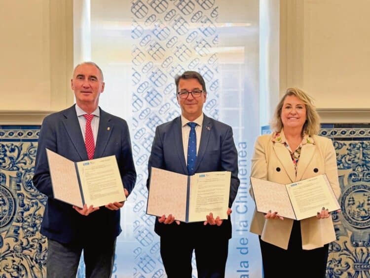 De izquierda a derecha José Mazarías, Ángel Luis Llorente y May Escobar. / AYUNTAMIENTO