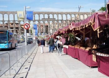 Vista del mercado romano instalado en la avenida Padre Claret a primera hora de la mañana./ ALEJANDRA SERNA