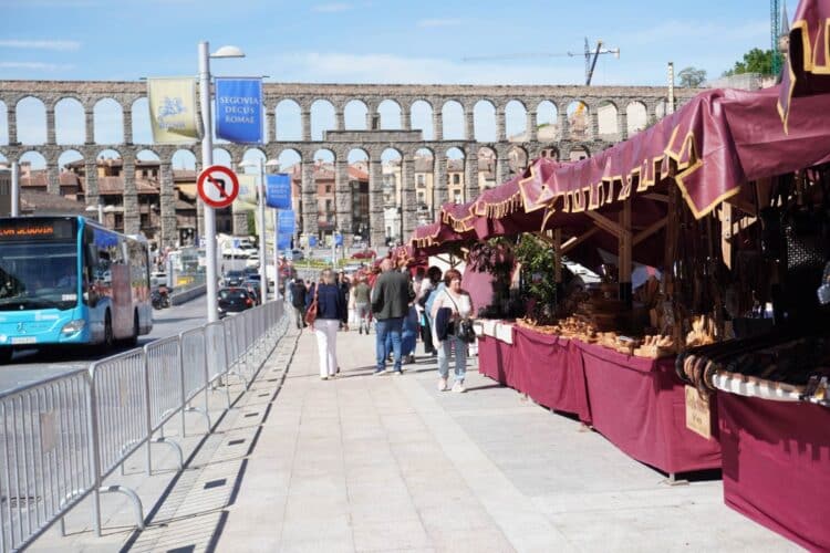 Vista del mercado romano instalado en la avenida Padre Claret a primera hora de la mañana./ ALEJANDRA SERNA