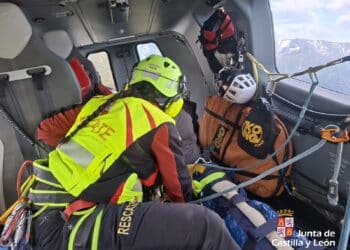 La enfermera rescatadora, junto al herido en el helicóptero./ JCYL