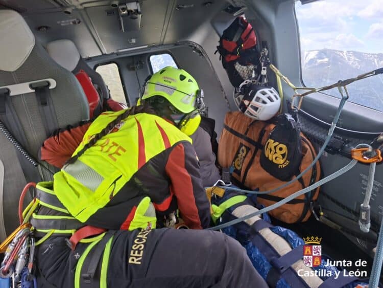 La enfermera rescatadora, junto al herido en el helicóptero./ JCYL