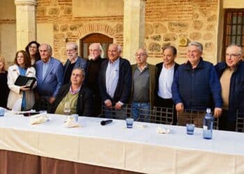 Los miembros del Nuevo Mester de Juglaría, junto a los integrantes de la Asociación Pluralismo y Convivencia Social./ E.A.