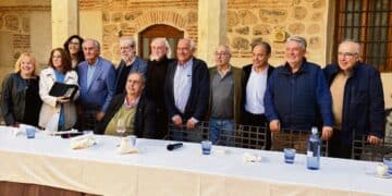 Los miembros del Nuevo Mester de Juglaría, junto a los integrantes de la Asociación Pluralismo y Convivencia Social./ E.A.