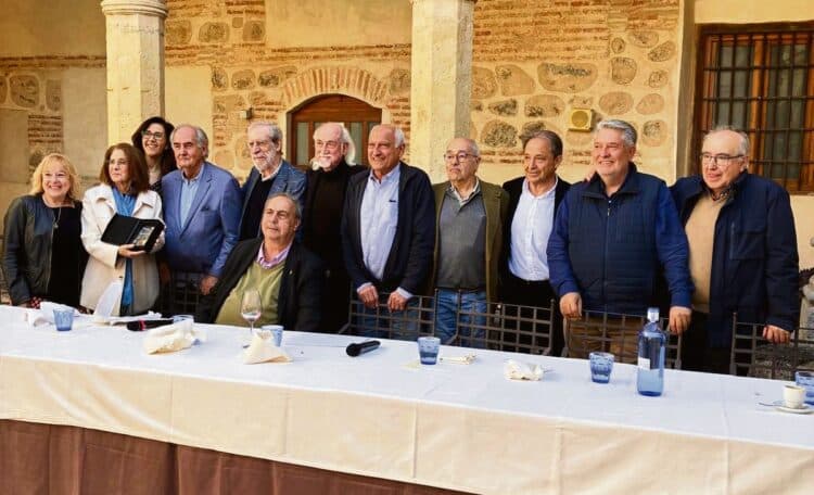 Los miembros del Nuevo Mester de Juglaría, junto a los integrantes de la Asociación Pluralismo y Convivencia Social./ E.A.