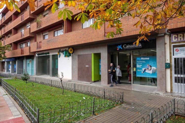 Sedes bancarias y de cajas de ahorro en la avenida Vía Roma. / E.A.