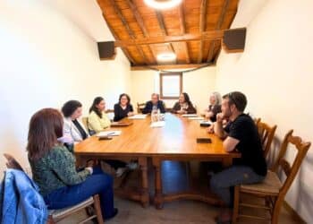 Un momento de la reunión para la firma de las ayudas./ SEGOVIA SUR