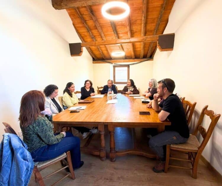 Un momento de la reunión para la firma de las ayudas./ SEGOVIA SUR