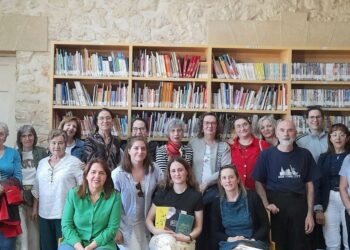 La autora de los libros, junto a los asistentes a la presentación./ L. MATARRANZ