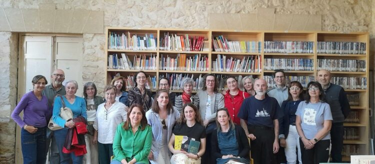 La autora de los libros, junto a los asistentes a la presentación./ L. MATARRANZ