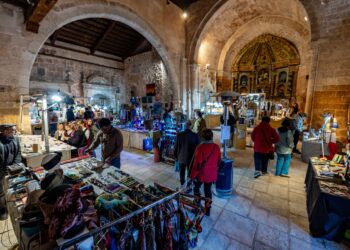 La feria reúne a numerosos artesanos.