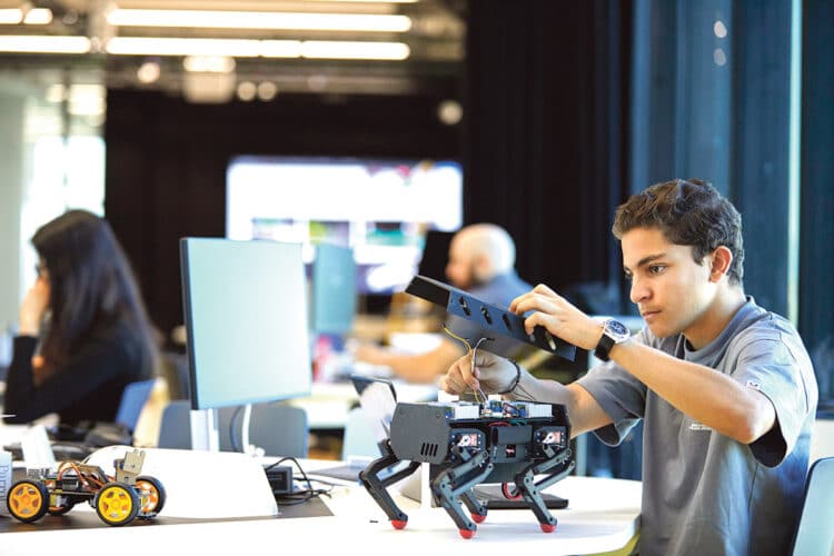 Prácticas de robótica de un alumno de IE School of Science & Technology en IE Tower. / IEU