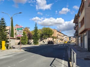 La carretera de Trescasas cruza San Cristóbal de extremo a extremo.