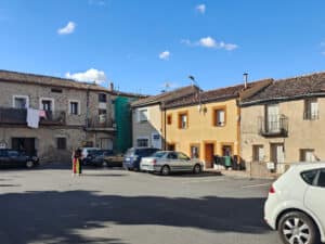 La Calle Real de San Cristóbal de Segovia pasa por la Plaza Mayor de esta pequeña población.