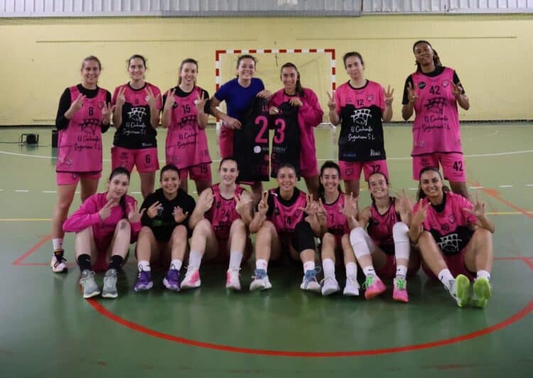 La plantilla del equipo segoviano celebra la victoria frente al Arelsa en un duelo celebrado en Salamanca./CD SPORDEPORTE