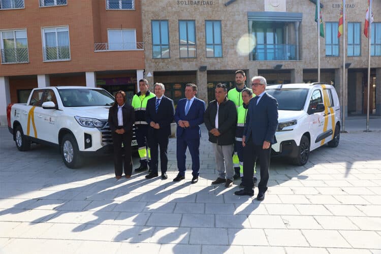 Acto de entrega de dos vehículos de servicio para el ayuntamiento de La Cistérniga.