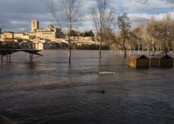 El dosier especifíca que 270.237 personas viven en áreas inundables de la Cuenca del Duero. / JL Leal