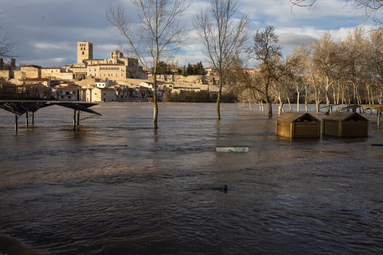 El dosier especifíca que 270.237 personas viven en áreas inundables de la Cuenca del Duero. / JL Leal