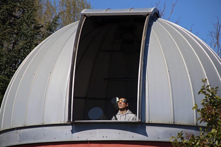 El Gobierno autonómico llama a la responsabilidad y a usar protección ocular adecuada. / Peio García