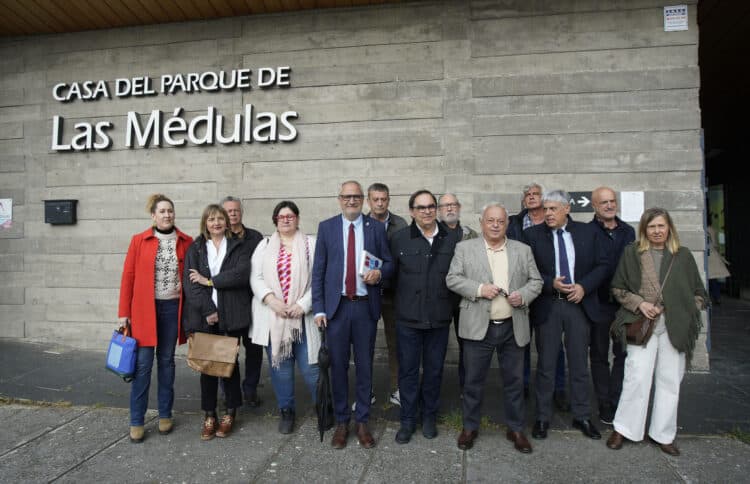 El Consejero de Cultura da a conocer el informe en la Casa del Parque del paraje leonés. / César Sánchez