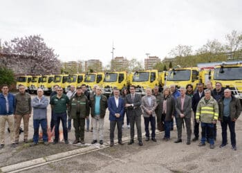 Recepción de los nuevos vehículos, 12 de los 27 que se renovarán este año. / Miriam Chacón