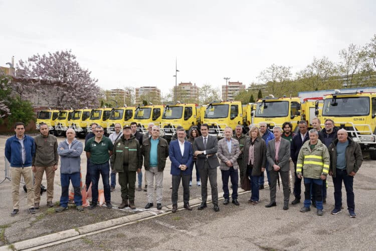 Recepción de los nuevos vehículos, 12 de los 27 que se renovarán este año. / Miriam Chacón