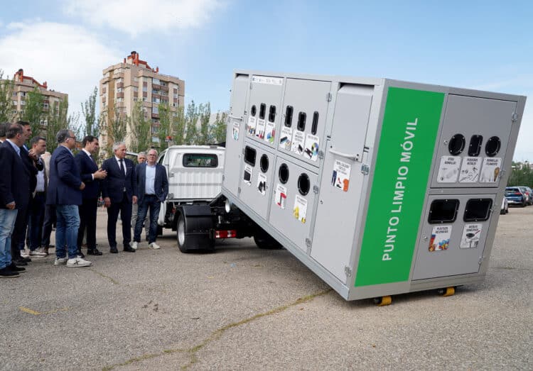 Entrega de los puntos limpios móviles a las entidades locales. / Leticia Pérez