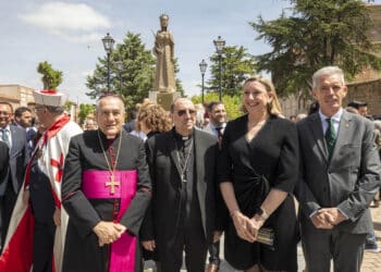 Los actos finalizaron con una ofrenda floral en el monumento a Isabel la Católica. / Rmestudios