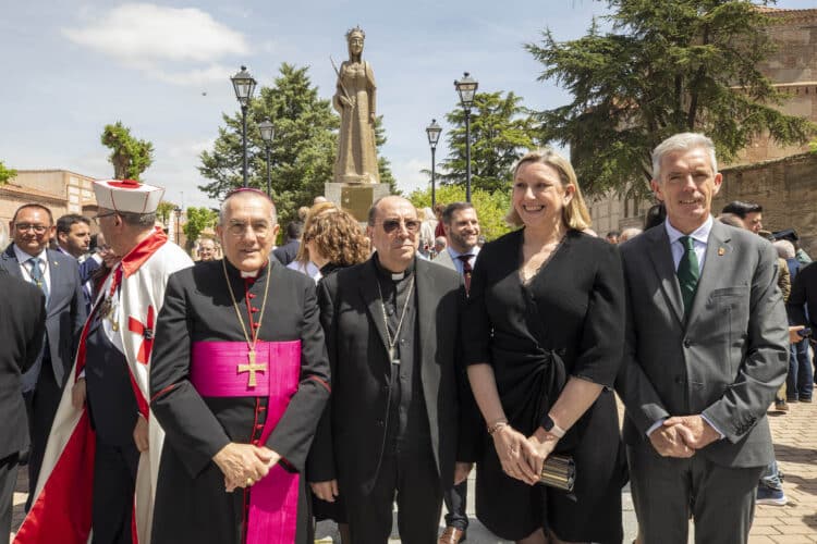 Los actos finalizaron con una ofrenda floral en el monumento a Isabel la Católica. / Rmestudios