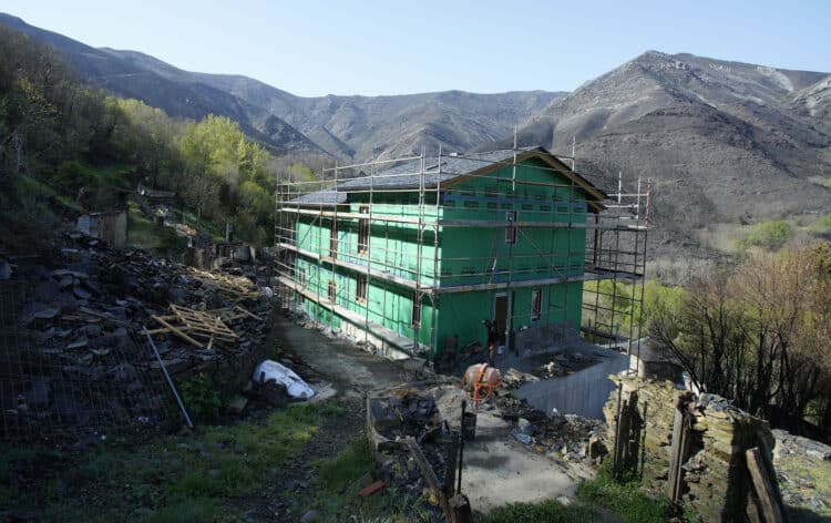 Dos de las viviendas están casi rehabilitadas por completo. / César Sánchez