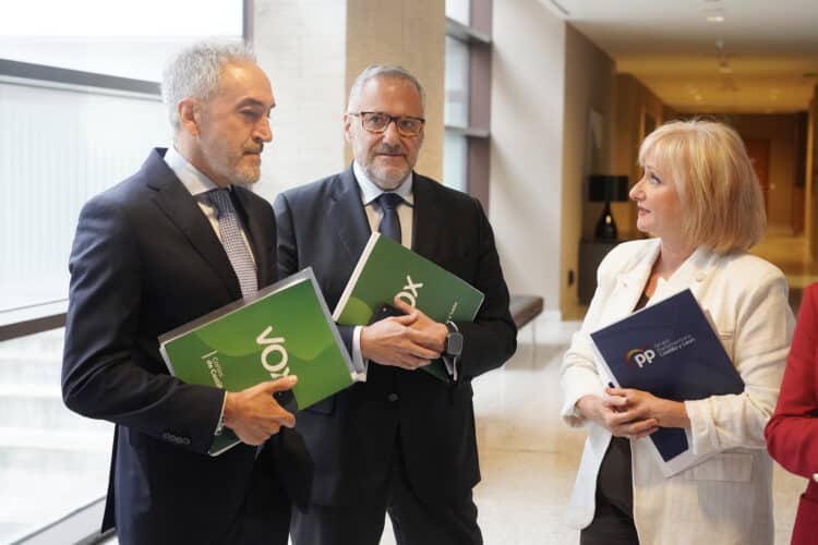 El Portavoz de Vox y la Portavoz del PP ofrecieron una rueda de prensa tras la reunión de la Mesa de las Cortes y de la Junta de Portavoces. / Rubén Cacho