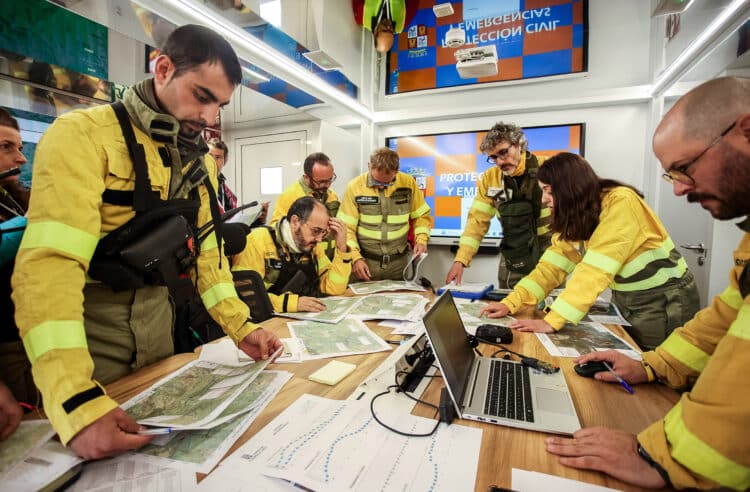 Castilla y León realiza con Extremadura un simulacro conjunto de respuesta ante incendios forestales 1 Unas 150 personas participaron en el ejercicio, en la Sierra de Gata. / Vicente