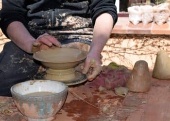 Un artesano en el municipio.