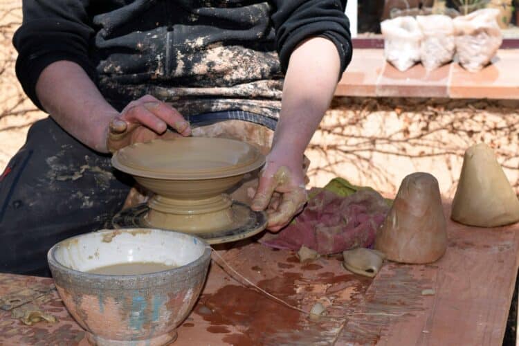 Un artesano en el municipio.