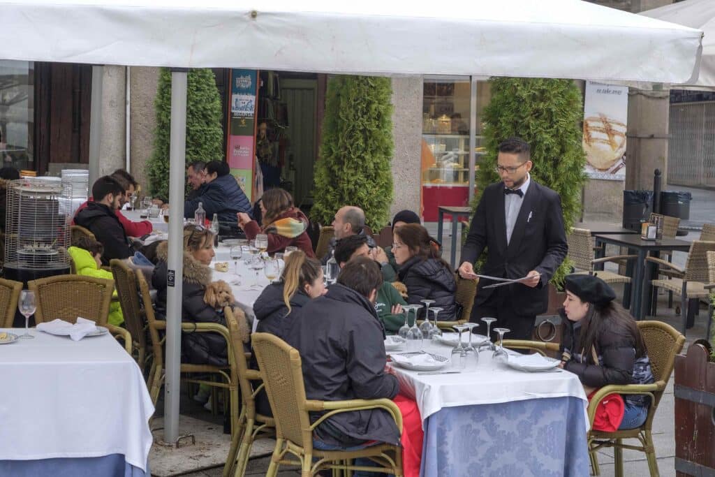 20221210 Turistas Terraza Candido KAM9201