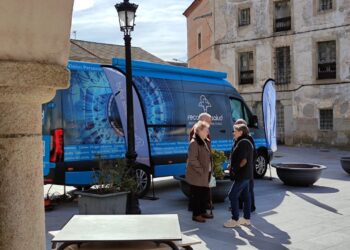 Parada de la unidad móvil de optometría en la localidad segoviana de Sangarcía / DIPUTACIÓN