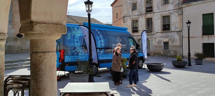 Parada de la unidad móvil de optometría en la localidad segoviana de Sangarcía / DIPUTACIÓN